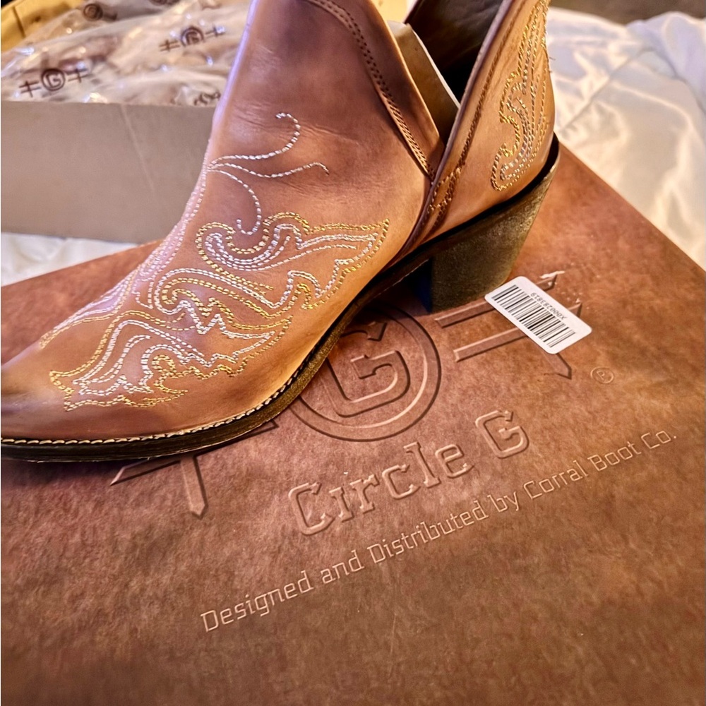 Circle G (by Corral) Women's Tan Western Ankle Boots with Embroidered Stitching